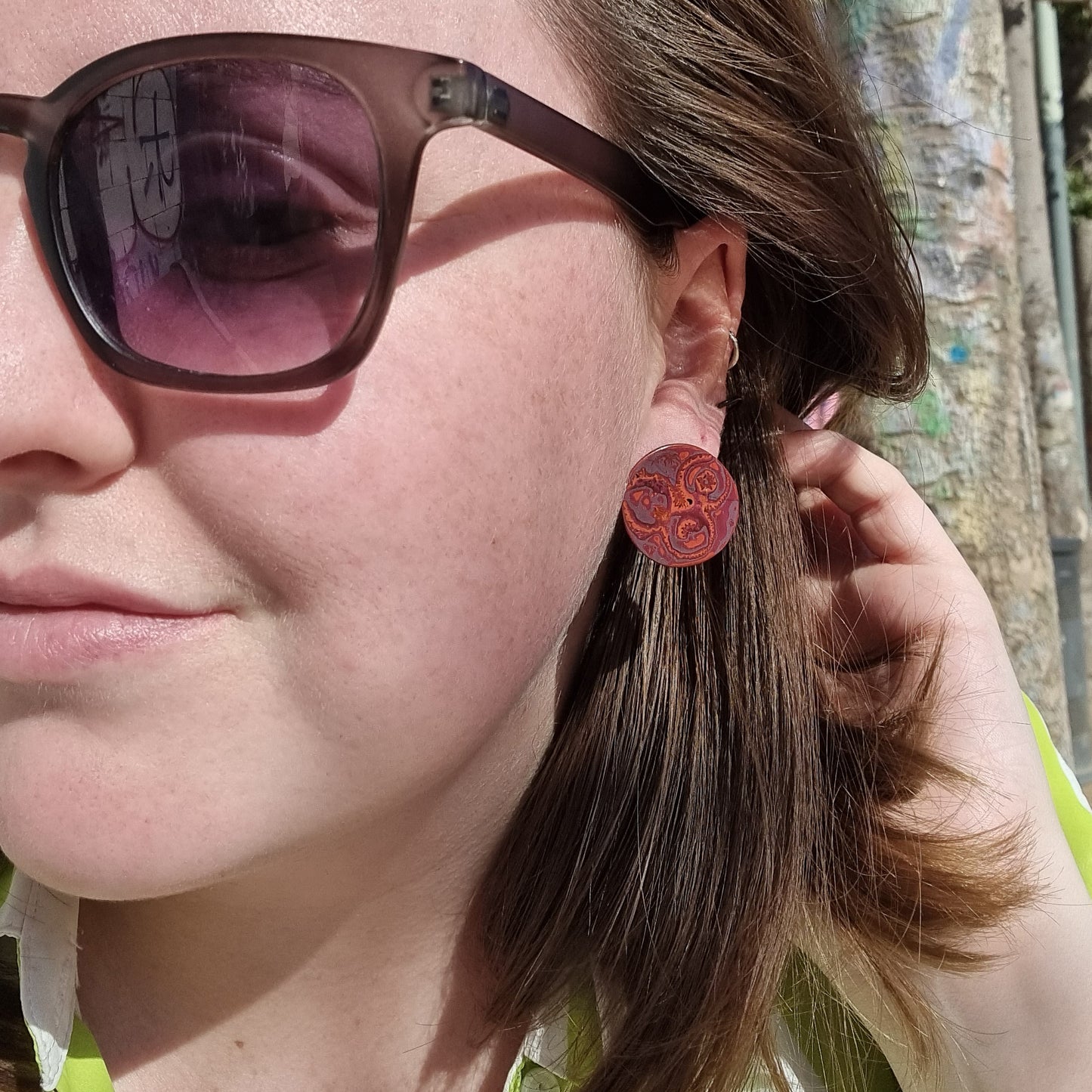 Midi Tambo circle stud earrings in pink and orange